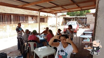 Sente em uma das mesas no Reginaldo Lanches
