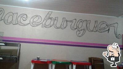 Sente em uma das mesas no Faceburguer