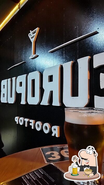 Peça um copo de cerveja leve ou escura
