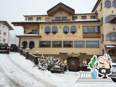 Puoi goderti l'aria fresca da seduto all'esterno di Pizzeria Alla Grotta