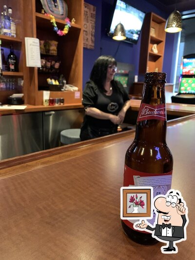 Installez-vous à l'une des tables de Resto Bar Le Sphinx