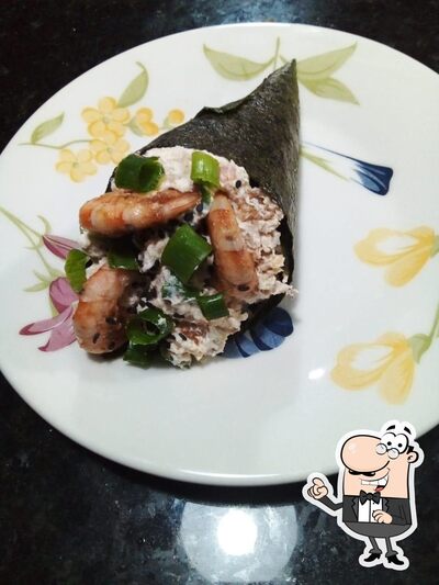 Sente em uma das mesas no Seu Temaki
