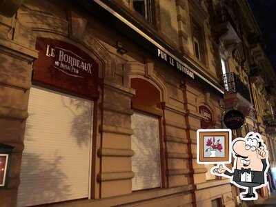 Installez-vous à l'une des tables de Pub Le Bordeaux