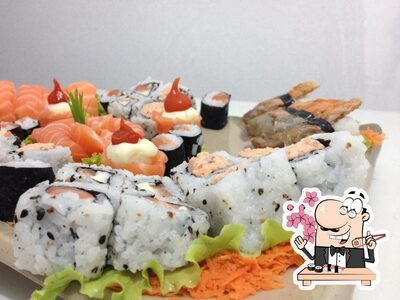 Sushi é um popular item de comida originário do Japão