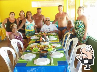 Sente em uma das mesas no Nossa Cabana