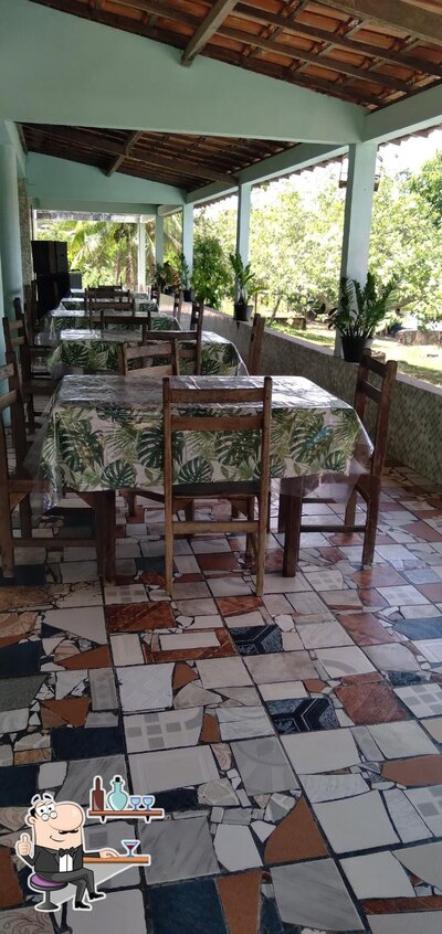 Sente em uma das mesas no Pesque Pague
