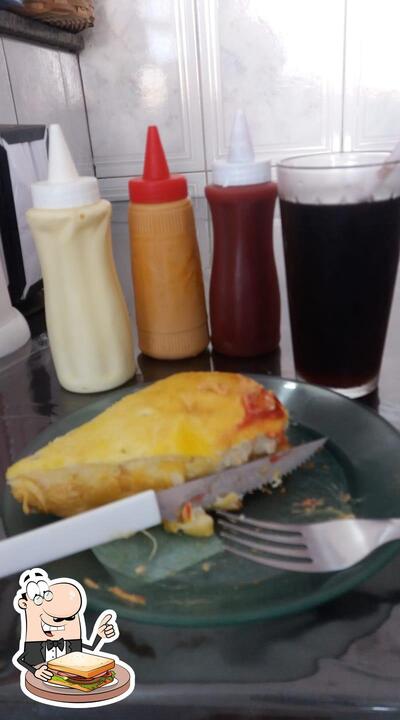 O Pastelaria do Li oferece sanduíches e outras comidas de almoço