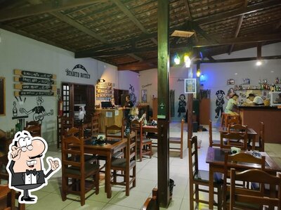 Sente em uma das mesas no Bendito Boteco