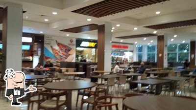 Sente em uma das mesas no Subway