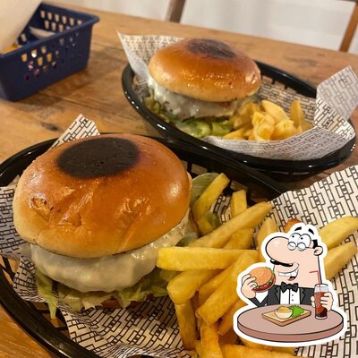 Deguste um dos hambúrgueres oferecidos no Phunk Sound Room