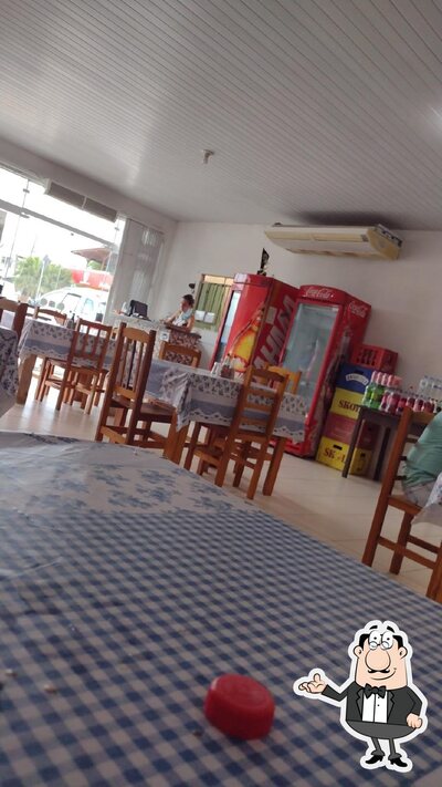 Sente em uma das mesas no Restaurante Carol