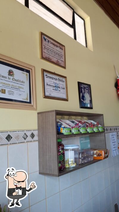 Sente em uma das mesas no Alvorada Kilo Grill