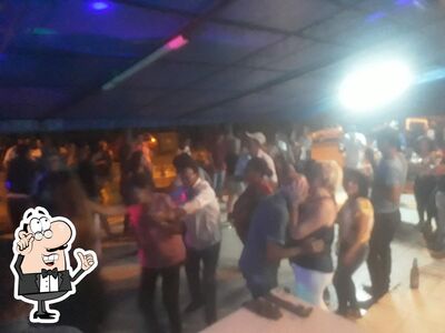 Sente em uma das mesas no Bar do Milton