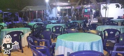 O interior do Prainha Bar