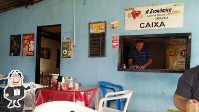 Sente em uma das mesas no Restaurante Alto Coité