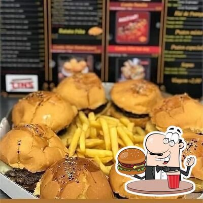 Experimente um dos hambúrgueres oferecidos no Brito's PIZZA Burguer