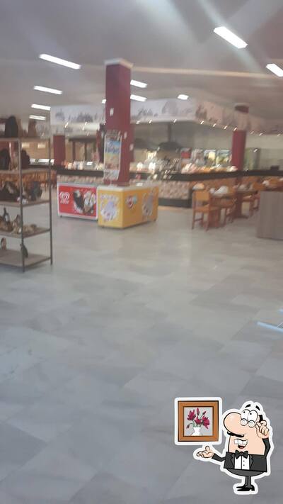 Sente em uma das mesas no Paradouro Batistella Guararema