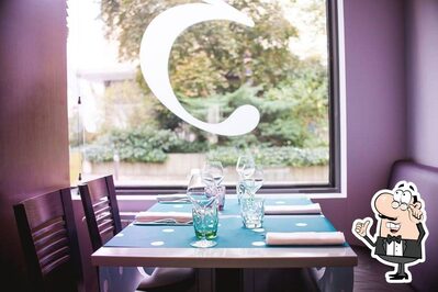 Installez-vous à l'une des tables de Lé Là