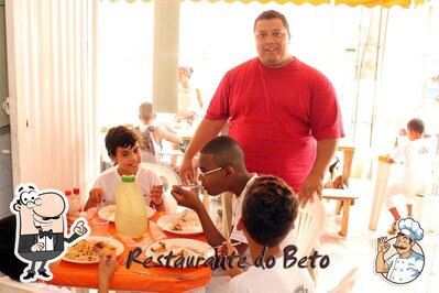 Sente em uma das mesas no Restaurante do Beto Rio Pomba MG