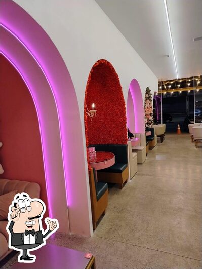 Sente em uma das mesas no Donna Doceria