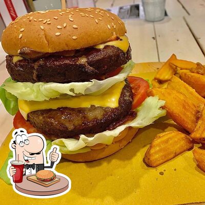 Concediti un bell'hamburger al pub & bar Caffè Milano Riccione