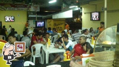 Sente em uma das mesas no Marcos Lanches