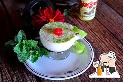 Trattoria Assissi serve um número de bebidas