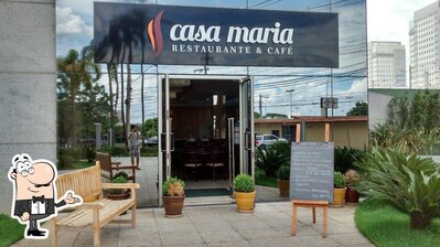 Sente em uma das mesas no Casa Maria Restaurante & Café