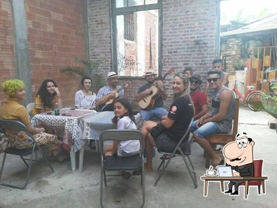 Sente em uma das mesas no Ruínas Café