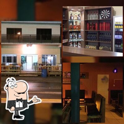 Sente em uma das mesas no Tabahouse