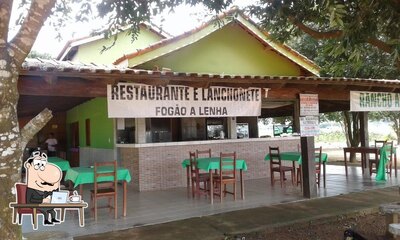 Sente em uma das mesas no Lanchonete e Restaurante Rancho Alegre