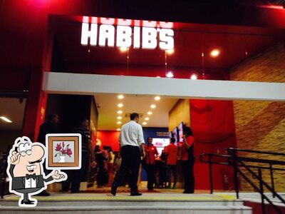 Sente em uma das mesas no Habib's