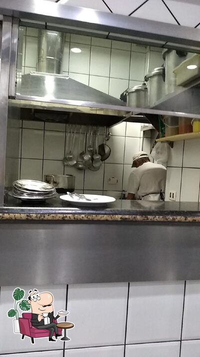 Sente em uma das mesas no Bar e Café Estrela do Sumaré