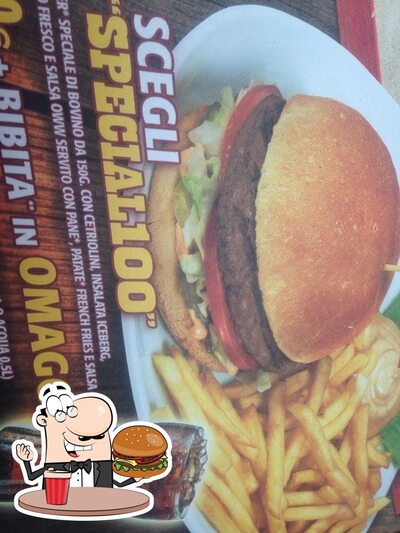 Ordina un hamburger al ristorante Old Wild West