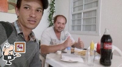 Sente em uma das mesas no Bagatini Lanches