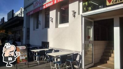 Dai un'occhiata agli interni di Küsne Imbiss