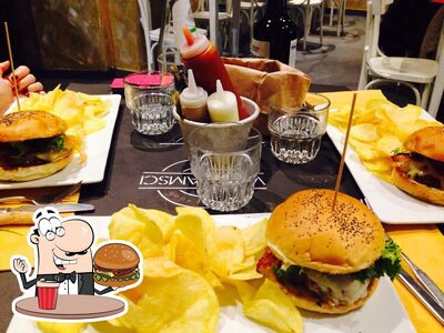 Ordina uno dei tipi di hamburger serviti al ristorante con griglia Via Gramsci