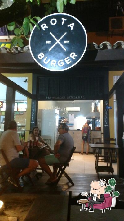 Sente em uma das mesas no Rota Burger