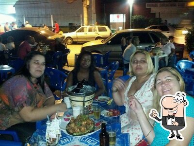 Sente em uma das mesas no El Churrasquito