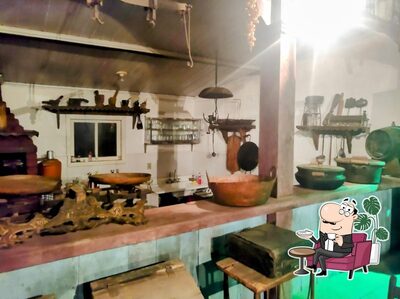 Sente em uma das mesas no POIZÉ ARTE BAR