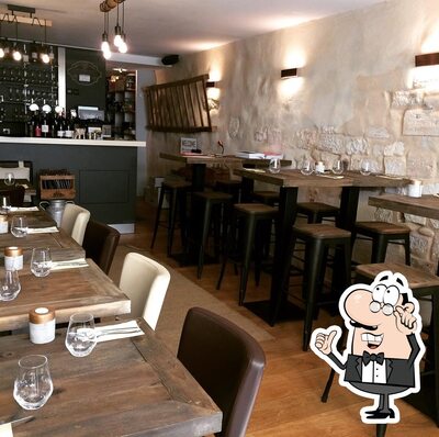 Installez-vous à l'une des tables de l'étable du Pérot