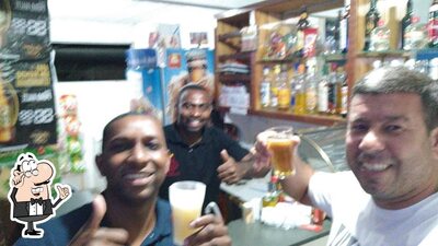 Sente em uma das mesas no BAR Oliveira