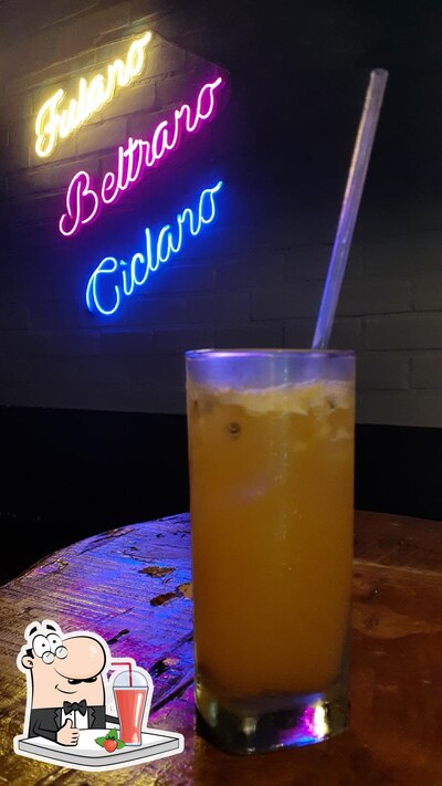 Peça diferentes bebidas fornecidos no Fulano Bar e Petiscaria