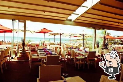 Installez-vous à l'une des tables de Restaurant Bar Monaco Bay