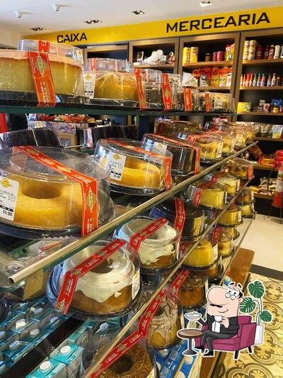 Sente em uma das mesas no Panificadora e Confeitaria Rota dos Paes