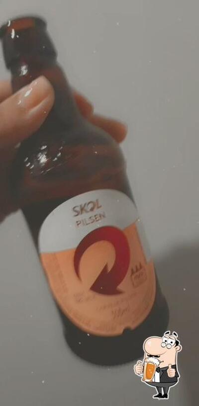 Desfute um copo de cerveja leve ou escura