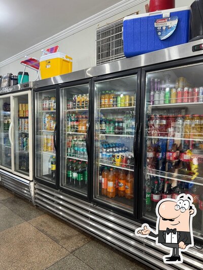 Sente em uma das mesas no Cheff Conveniência