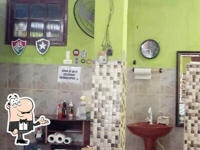 Sente em uma das mesas no O Rei da Galinha Caipira