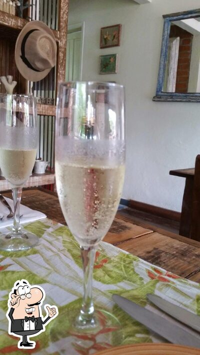 Sente em uma das mesas no Restaurante e Hamburgueria Pico São Xico