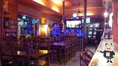 Dai un'occhiata agli interni di Bar Paradise